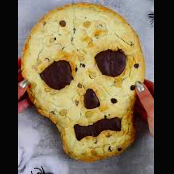 Gaint Skull Cookie Cutter 8' inches - Picture 2 of 14